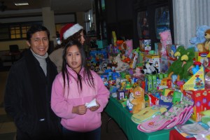 Volunteer Edgar Prado helps a shopper 